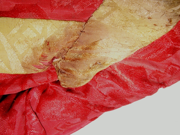 Particolare dell'abito prima del restauro